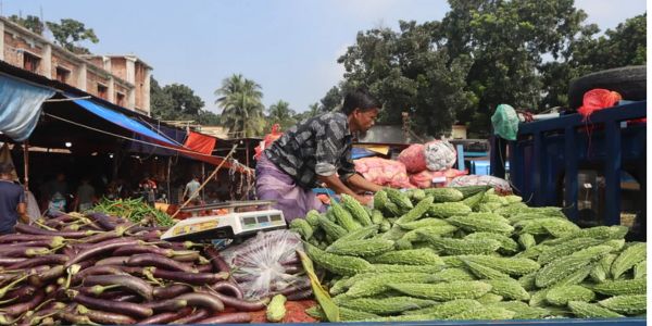 চাঁদাবাজি বন্ধ, সবজির দাম কমেছে